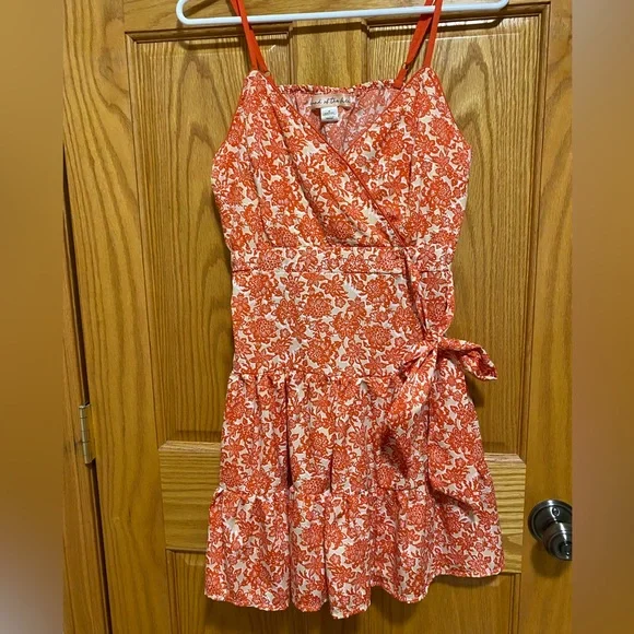 Chic Floral Wrap Midi Dress in Red and White - Picture 1 of 4